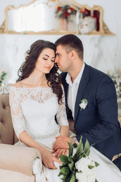 Güzel ve genç gelin ve damat — Stok fotoğraf