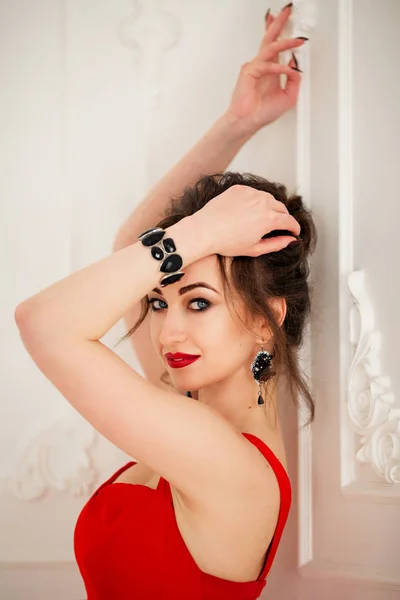 赤いドレスを着た美しい若い女性 — ストック写真