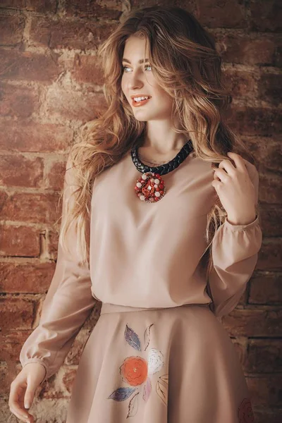 Young   woman posing in   studio — Stock Photo, Image