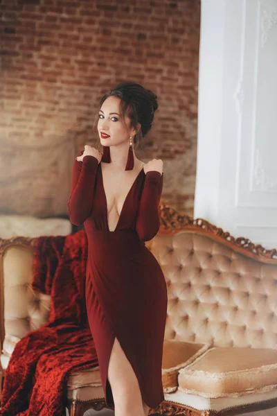 Vacker ung kvinna i vinröd klänning — Stockfoto