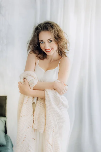 Jonge vrouw in witte mode kleding — Stockfoto