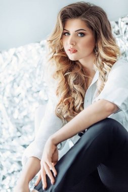 Güzel sarışın kadın. 