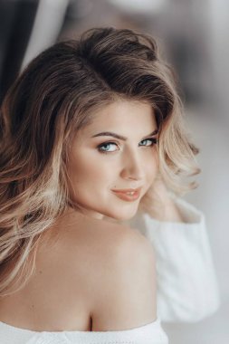 Güzel sarışın kadın. 