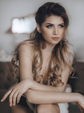 Güzel sarışın kadın. 