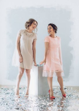 Makyaj güzel genç kadınlarla