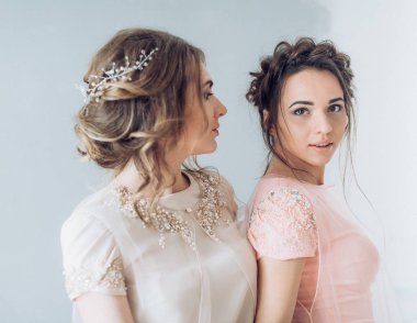 Makyaj güzel genç kadınlarla