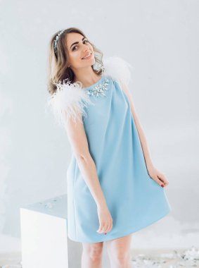  mavi moda elbiseli genç kadın 