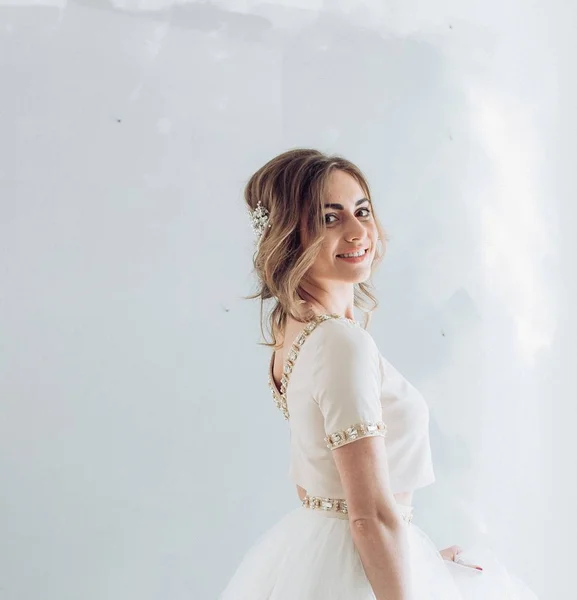 Jeune femme en robe de mariée — Photo