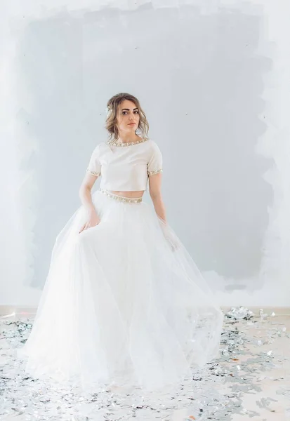 Giovane donna in abito da sposa — Foto Stock