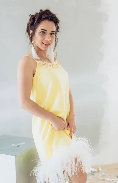 Mulher em vestido amarelo posando — Fotografia de Stock