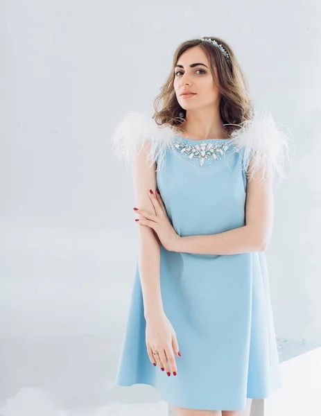 Jovem mulher em vestido de moda azul — Fotografia de Stock