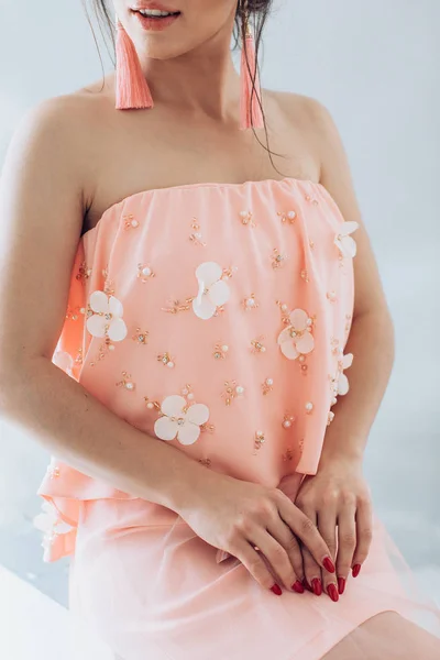 ピンク ファッション ドレス ポーズの女性 — ストック写真