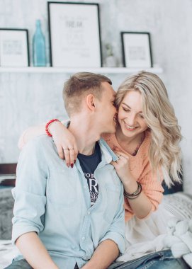 Mutlu genç çift eğlenmek