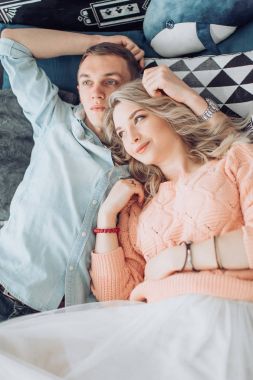 Mutlu genç çift eğlenmek