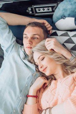 Mutlu genç çift eğlenmek