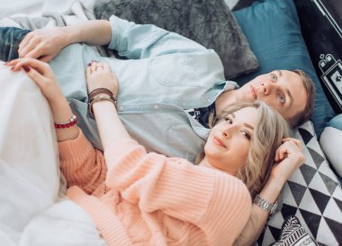 Mutlu genç çift eğlenmek