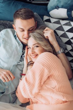 Mutlu genç çift eğlenmek