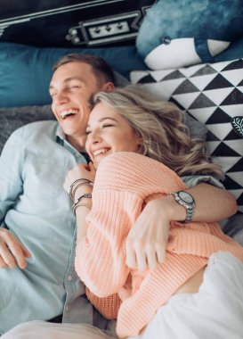 Mutlu genç çift eğlenmek