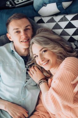 Mutlu genç çift eğlenmek