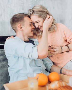 evde kahvaltı ile Çift