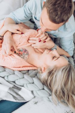 Mutlu genç çift eğlenmek