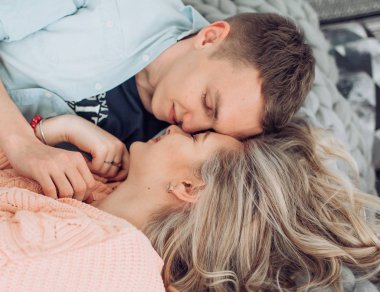 Mutlu genç çift eğlenmek