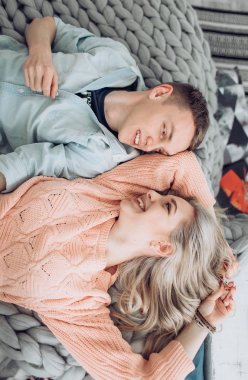 Mutlu genç çift eğlenmek