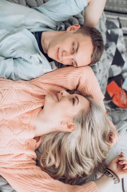 Mutlu genç çift eğlenmek