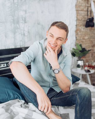  Stüdyoda poz veren yakışıklı adam.