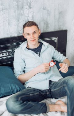  Stüdyoda poz veren yakışıklı adam.