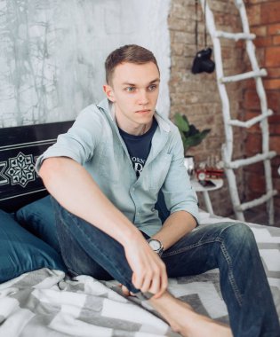  Stüdyoda poz veren yakışıklı adam.