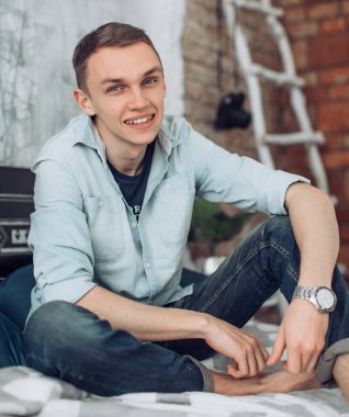  Stüdyoda poz veren yakışıklı adam.