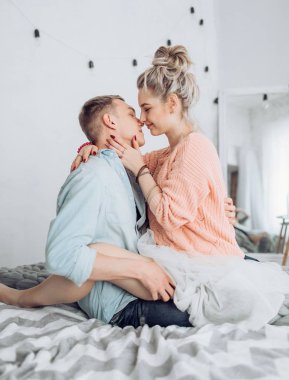 Mutlu genç çift eğlenmek