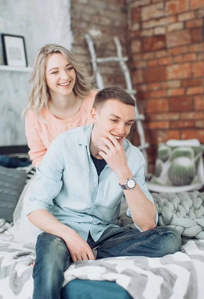 Feliz pareja joven divertirse —  Fotos de Stock