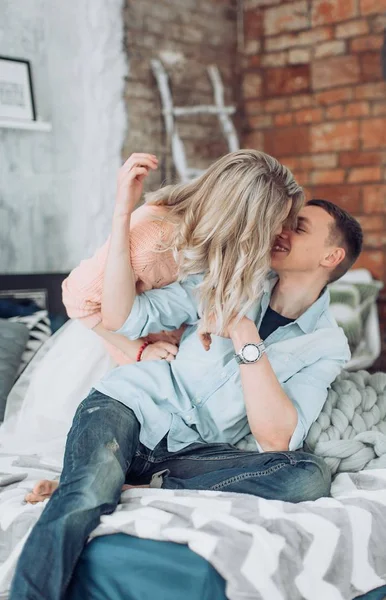 Feliz jovem casal se divertir — Fotografia de Stock