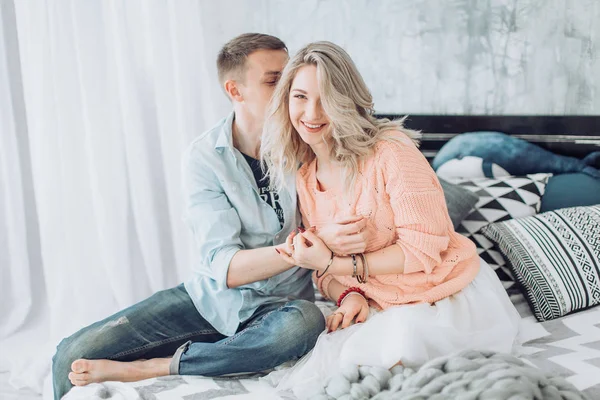 Feliz jovem casal se divertir — Fotografia de Stock