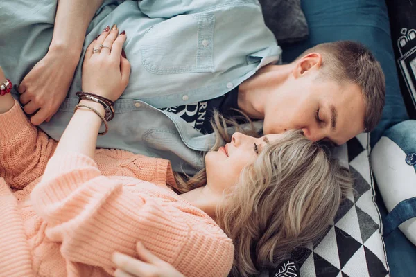 Mutlu genç çift eğlenmek