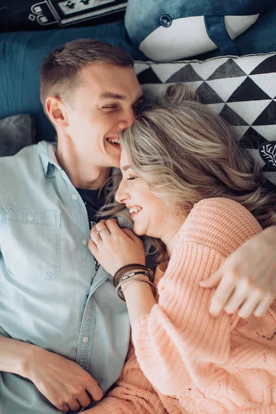 Mutlu genç çift eğlenmek