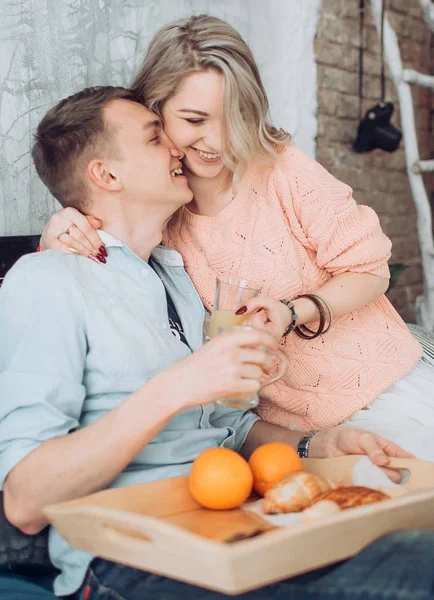 Casal com café da manhã em casa — Fotografia de Stock