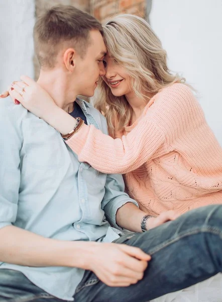 Mutlu genç çift eğlenmek