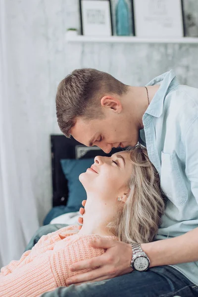 Feliz jovem casal se divertir — Fotografia de Stock