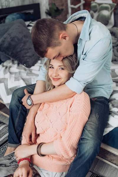 Feliz jovem casal se divertir — Fotografia de Stock