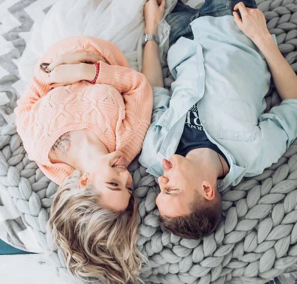 Feliz jovem casal se divertir — Fotografia de Stock