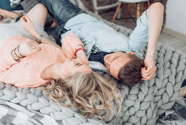 Mutlu genç çift eğlenmek