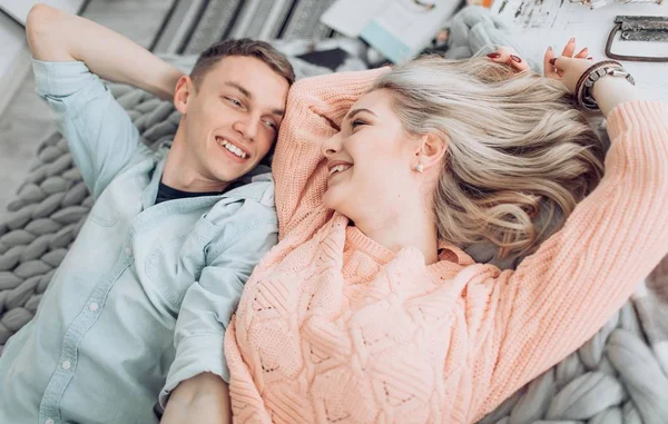 Mutlu genç çift eğlenmek