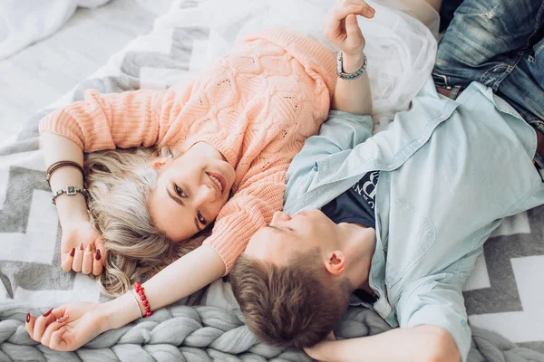 Mutlu genç çift eğlenmek