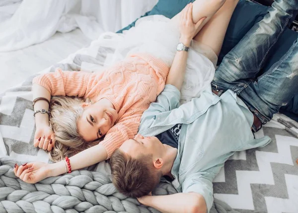 Mutlu genç çift eğlenmek