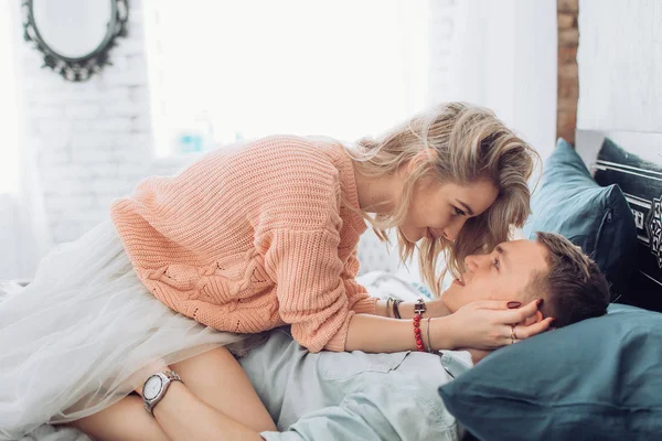 Feliz jovem casal se divertir — Fotografia de Stock