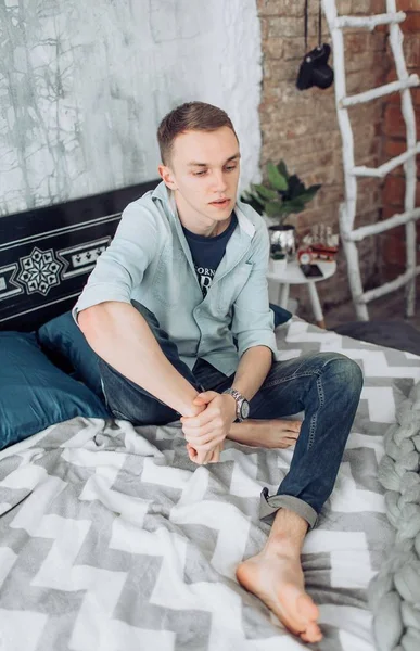  Stüdyoda poz veren yakışıklı adam.