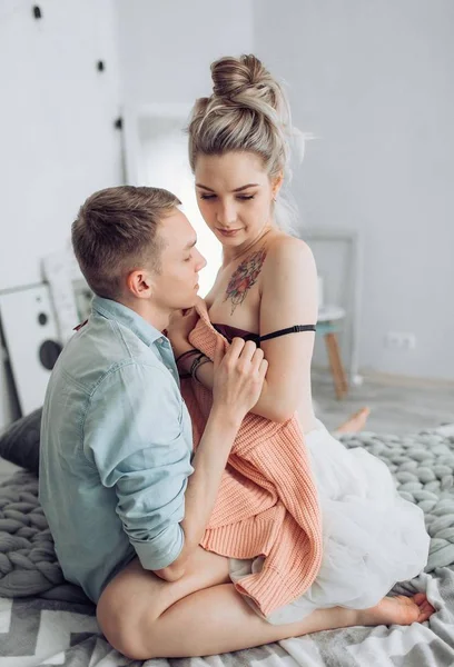 Feliz pareja joven — Foto de Stock